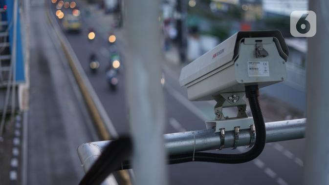 Kamera pengawas atau 'closed circuit television' (CCTV) terpasang di jalur koridor 6 Transjakarta di Mampang, Jakarta, Kamis (23/1/2020). Direktorat Lalu Lintas Polda Metro Jaya akan menerapkan tilang elektronik atau ETLE awal Februari 2020. (Liputan6.com/Immanuel Antonius)