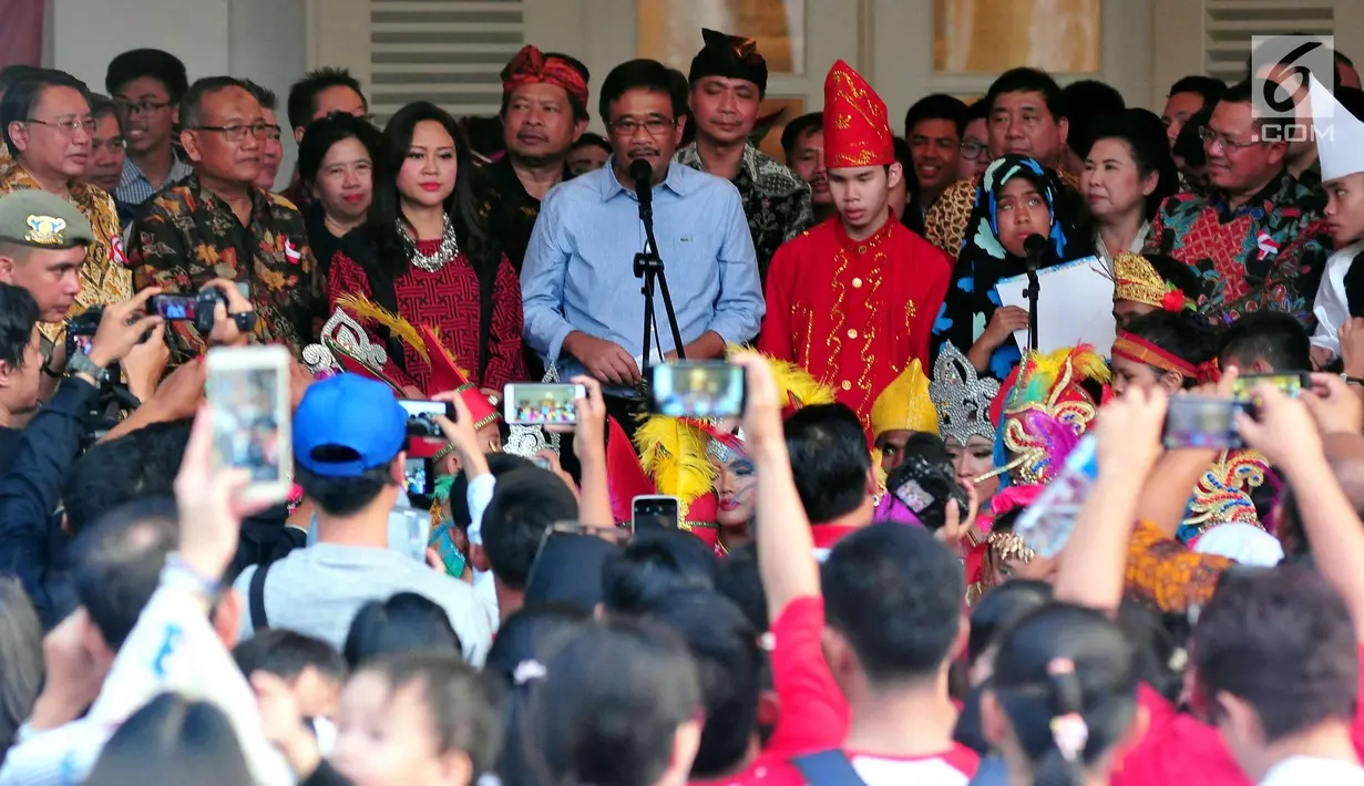 Gubernur DKI Jakarta Djarot Saiful Hidayat memberikan sambutan pada acara Pentas Seni dan Budaya Indonesia 2017 di Balai Kota, Jakarta, Sabtu (23/9). Acara ini diikuti 600 siswa, dari PAUD, TK, SD, hingga SMP. (Liputan6.com/Helmi Afandi)