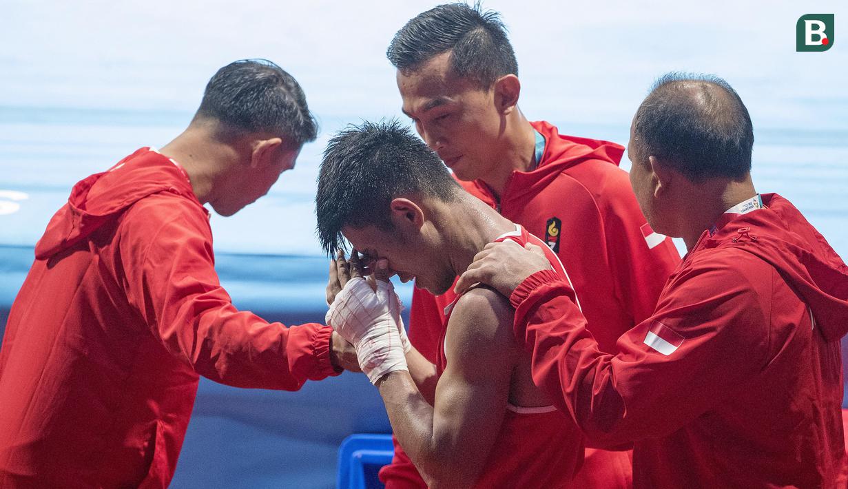 Ekpresi kecewa petinju Indonesia Sunan Agung Amoragam usai dikalahkan oleh Mirazizbek Mirzakhalilov asal Uzbekistan di babak semifinal kelas bantam (56 kg) Asian Games 2018 di JIExpo Kemayoran Jakarta pada Jumat (31/8/2018). (Bola.com/Peksi Cahyo)