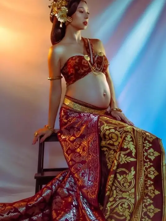 Pemotretan maternity kali ini, Jennifer Bachdim menjelma jadi wanita Bali.
