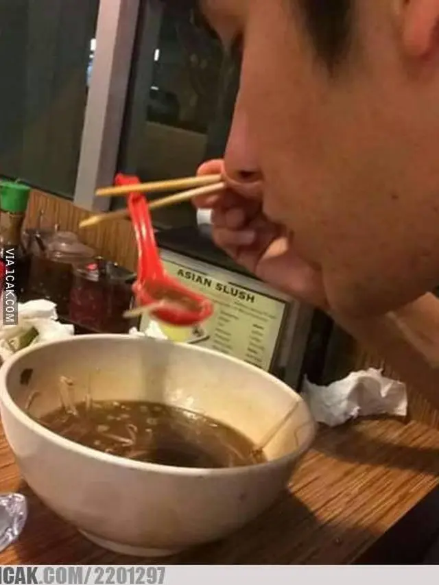 6 Kelakuan Gabut saat Makan Mi Instan Ini Bikin Tepuk Jidat
