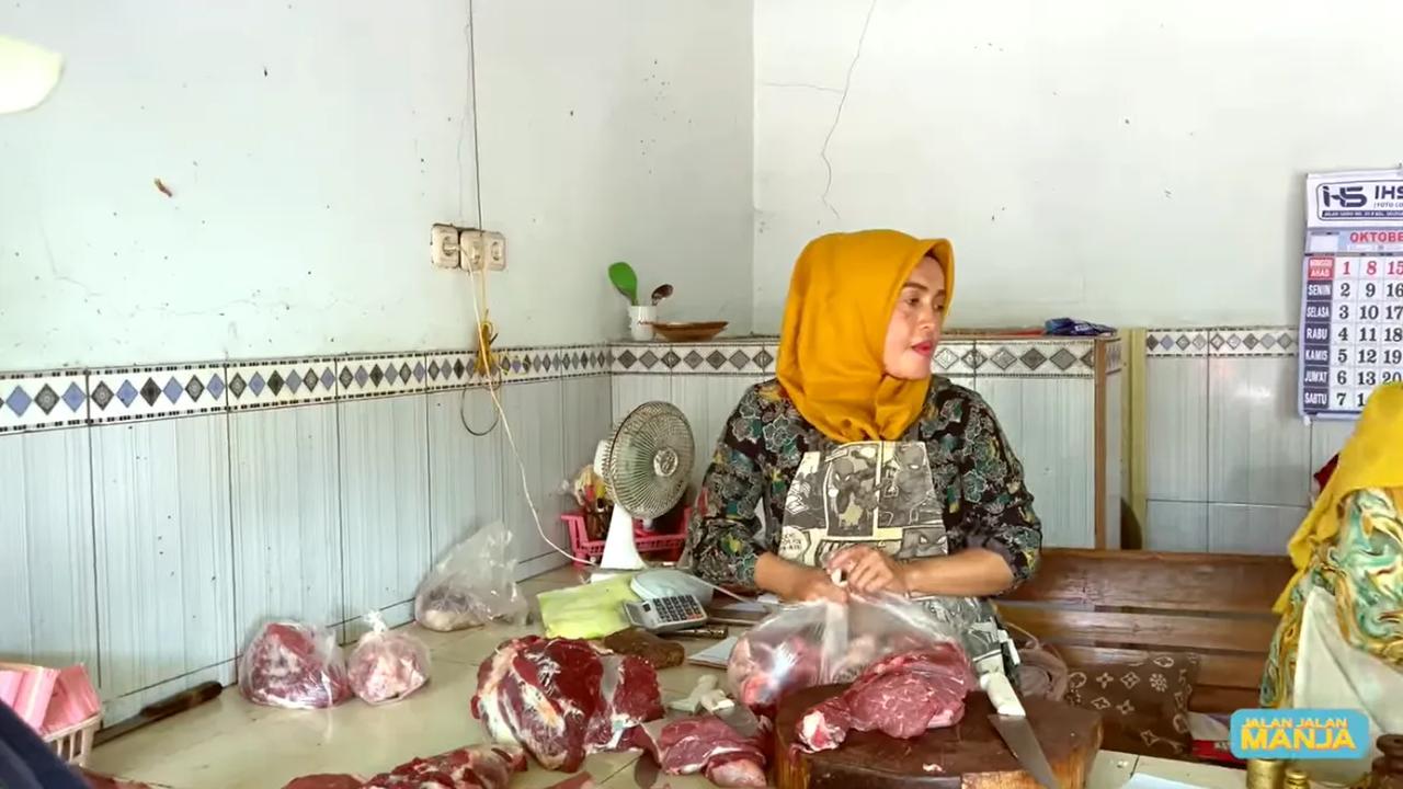 Selain membeli sayuran, Isa Bajaj sempat datang ke kios daging. Dia bersama sang istri membeli tulangan.<br>