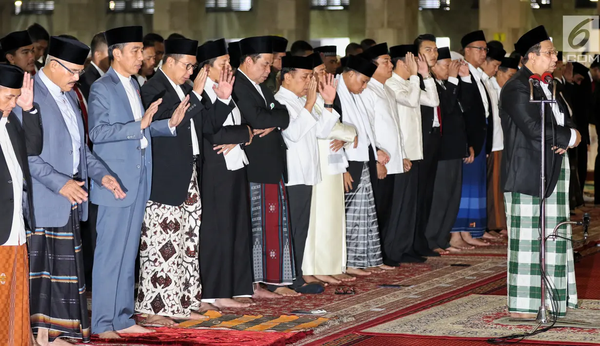 Presiden Joko Widodo atau Jokowi (tiga kiri) saat melaksanakan salat Id di Masjid Istiqlal, Jakarta, Rabu (5/6/2019). Jokowi salat Id di Masjid Istiqlal ditemani Ibu Negara Iriana dan putranya, Kaesang Pangarep. (Liputan6.com/JohanTallo)