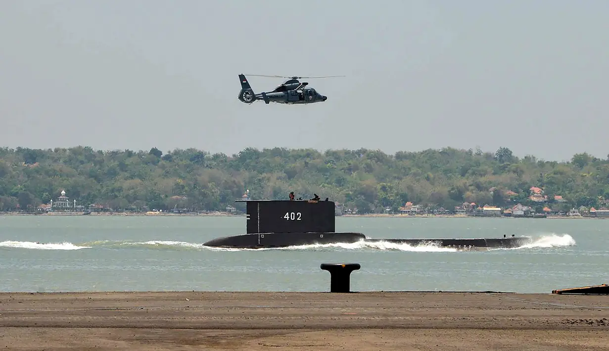 Foto tak bertanggal yang dirilis 21 April 2021 menunjukkan kapal selam KRI Nanggala 402 berangkat dari pangkalan angkatan laut di Surabaya. Ada sebanyak 53 kru yang ikut dalam pelatihan di Kapal selam KRI Nanggala-402 dari jajaran Armada II Surabaya tersebut. (Handout/Indonesia Military/AFP)