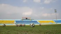 PERAWATAN - Stadion Kanjuruhan perawatannya amat bergantung pada penyewa. Arema Cronus dan Persekam Metro jadi pelanggan tetap penguna stadion. (Bola.com/Kevin Setiawan)