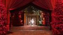 Digelar di rumah Kourtney Kardashian, pesta Natal keluarga Kardashian-Jenner itu digelar mewah dengan dekorasi yang didominasi warna merah.