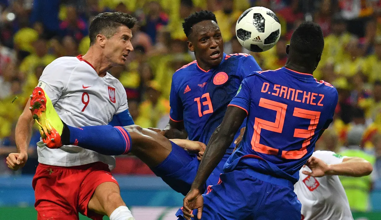 Robert Lewandowski. Striker berusia 34 tahun yang baru bergabung dengan Barcelona di awal musim 2022/2023 ini tercatat telah mengoleksi 134 caps bersama Timnas Polandia dengan torehan 76 gol dan 29 assist sejak melakukan debut pada 10 September 2008. Di ajang Piala Dunia ia baru tampil pada edisi terakhir 2018 di Rusia. Namun tak satu gol pun dicetaknya dalam 3 laga di fase grup tersebut. Tentu menarik untuk ditunggu apakah ia akan membuka keran golnya di Piala Dunia 2022 Qatar bersama Timnas Polandia nanti. (AFP/Saeed Khan)