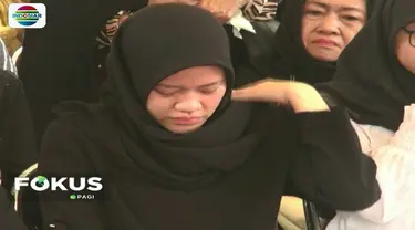 Tengah mengandung 7 minggu, istri Shandy Johan Ramadhan, korban Lion Air jatuh asal Cipinang, Jaktim, tak kuasa menahan tangis saat menyaksikan pemakaman suaminya.