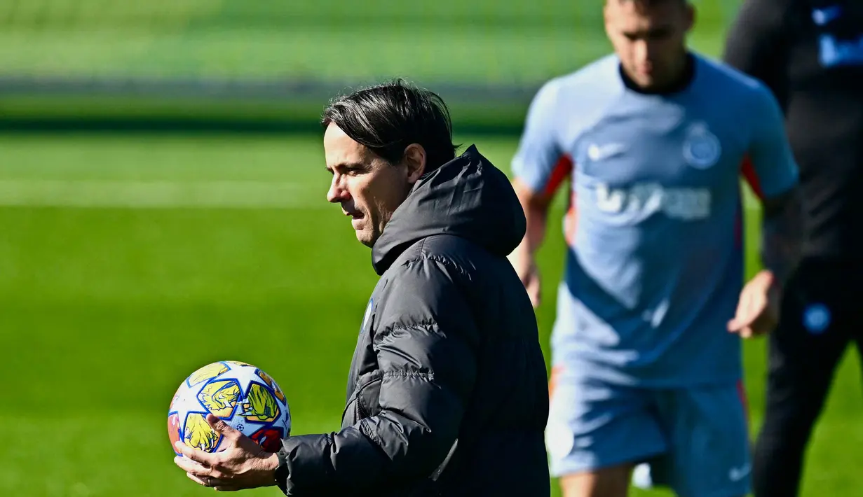 Pelatih Inter Milan, Simone Inzaghi saat memimpin sesi latihan menjelang pertandingan sepak bola leg pertama babak 16 besar Liga Champions melawan Atletico Madrid di pusat latihan di Appiano Gentile, dekat Milan, 19 Februari 2024. (GABRIEL BOUYS/AFP)