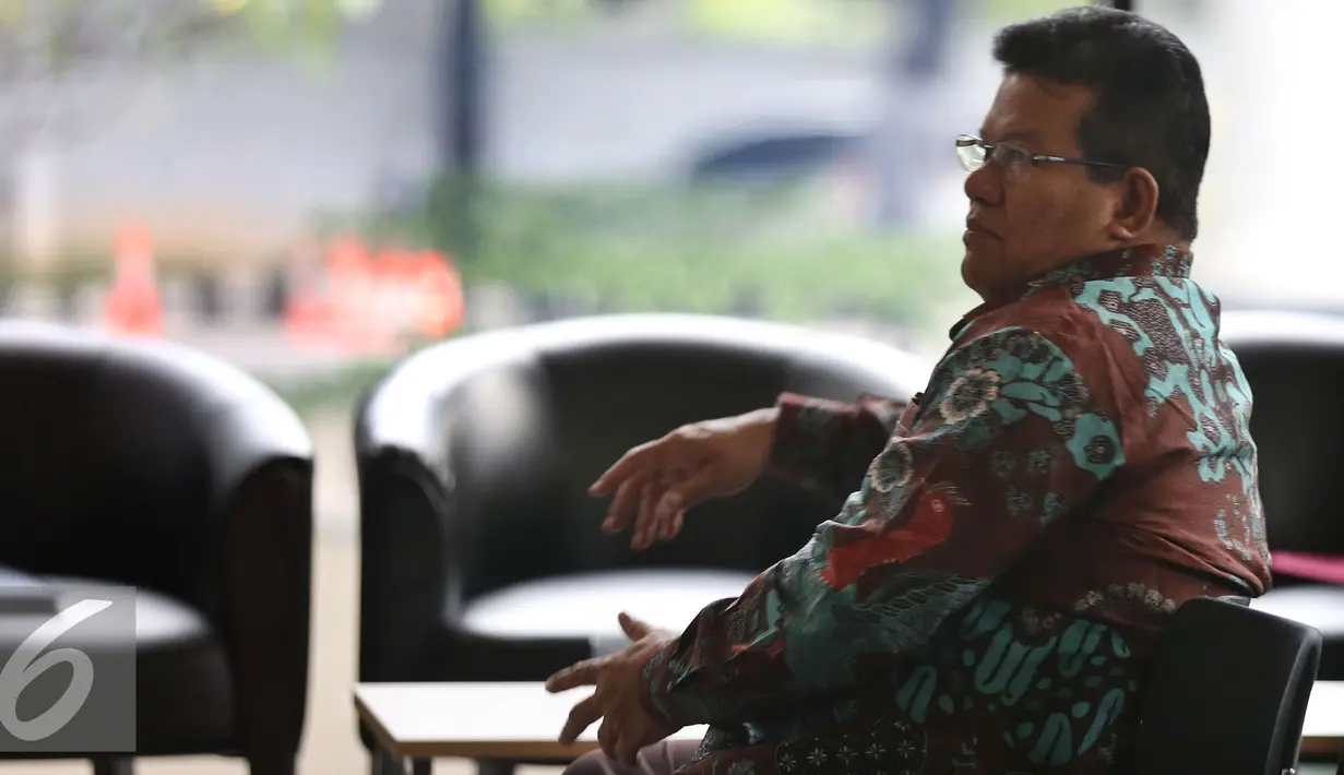 Kepala Kejaksaan Tinggi (Kajati) Sumatera Barat Widodo Supriadi menunggu untuk diperiksa di Gedung KPK, Jakarta, Rabu (2/11). Widodo diperiksa sebagai saksi terkait kasus suap penjualan gula tanpa SNI di PN Padang. (Liputan6.com/Johan Tallo)