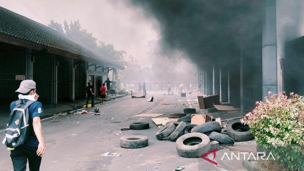 Tragedi Sabtu Siang: Gedung DPRD NTB Dibakar Massa, Ternyata Ini Pemicunya!