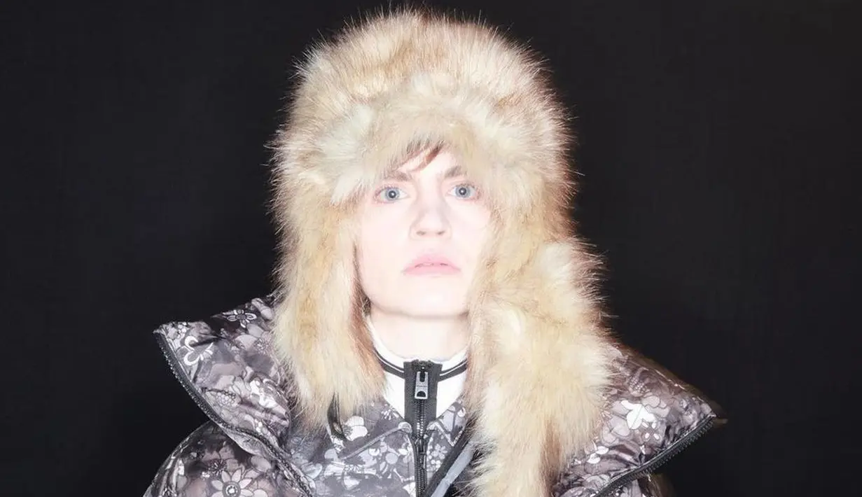 Untuk kolaborasi ini, nowartt merepresentasikan tema perpaduan antara vintage dan seni di era 60an dan 70an. Motifnya ada neelakurinji, bunga yang tumbuh hanya 12 tahun sekali dan Deeringia Polysperma yang diekspresikan dalam desain masa kini. Foto: Document/Onitsuka Tiger.