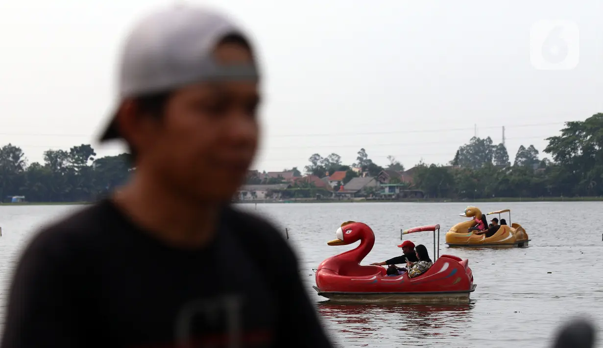 Warga menikmati wahana air di Danau Cipondoh, Kota Tangerang, Banten, Rabu (20/10/2021). Banyak warga memanfaatkan hari libur Maulid Nabi untuk berwisata bersama keluarga di kawasan tersebut sebagai alternatif wisata di tengah kota. (Liputan6.com/Angga Yuniar)