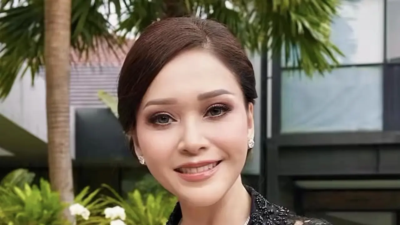 Gaya elegan Maia Estianty Dibalut Kebaya Hitam Brokat. [@maiaestiantyreal]