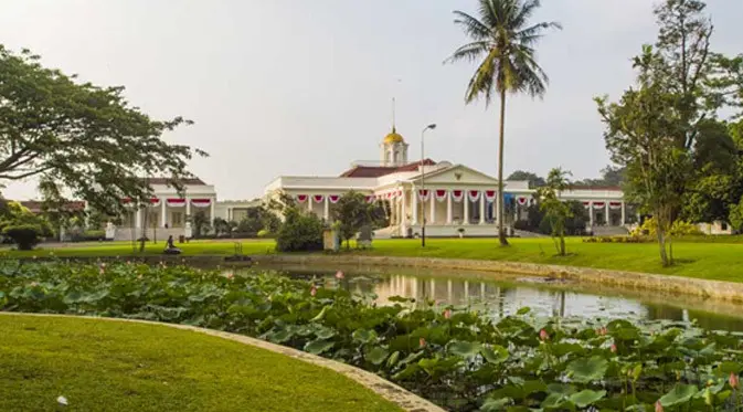 Kebun raya Bogor (Sumber : travelspromo.com)