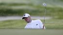 Dengan performanya yang menakjubkan, Gareth Bale bersama pasangannya, Joe Bramlett berpeluang lolos ke putaran final yang diisi oleh 25 pasangan profesioanl dan amatir terbaik yang akan berlomba di lapangan golf Pebble Beach. (AFP/Getty Images/Jeb Jacobsohn)