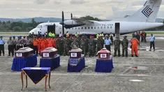 Upacara serah terima jenazah korban kecelakaan Trigana Air di Kompleks Bandara Sentani, Kabupaten Jayapura, Papua, Rabu (19/8). Sebanyak empat jenazah telah dievakuasi dari Bandara Oksibil ke Bandara Sentani di Jayapura. (AFP PHOTO/Indrayadi Thamrin)