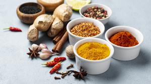 7 Cara Menyimpan Bumbu Dapur Agar Tidak Mudah Tumpah di Lemari, Bye Lemari Berantakan!