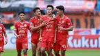 Diwarnai debut Witan Sulaeman, Persija Jakarta berhasil merebut kembali posisi puncak klasemen dari PSM Makassar setelah memetik tiga angka penuh atas tamunya Arema FC lewat kemenangan 2-0 dalam laga pekan ke-23 BRI Liga 1 2022/2023 di Stadion Patriot Candrabhaga, Bekasi, Minggu (12/2/2023) sore WIB. Meski tak mencetak gol, Witan Sulaeman berperan atas gol pertama Persija pada menit ke-36 yang dicetak lewat eksekusi penalti Hanif Sjahbandi. Umpan tendangan bebasnya ke dalam kotak penalti memaksa Achmad Figo melakukan pelanggaran yang berujung eksekusi penalti. Sementara gol kedua dicetak Michael Krmencik pada menit ke-78. (Bola.com/M Iqbal Ichsan)