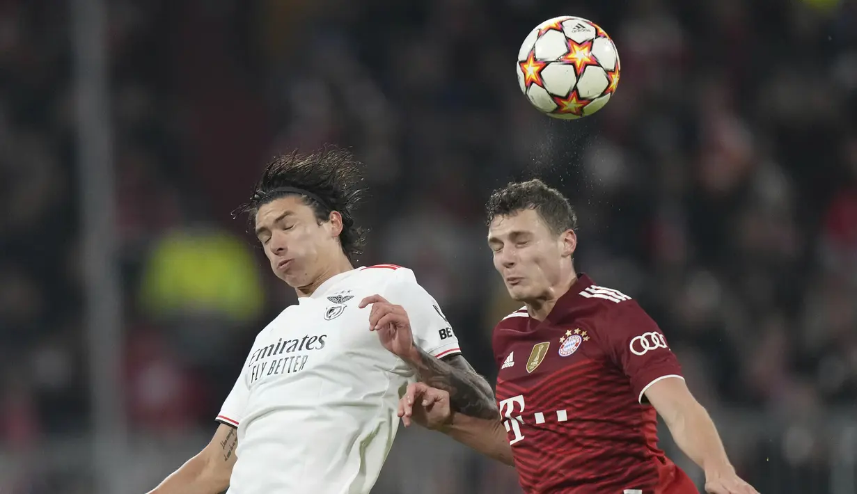 Bek Bayern Munchen, Benjamin Pavard berebut bola dengan penyerang Benfica Lisbon, Darwin Nunez pada pertandingan keempat Grup E yang dihelat di Allianz Arena, Rabu (3/11/2021) dini hari WIB. Munchen sukses menghajar Benfica dengan skor 5-2. (AP Photo/Matthias Schrader)
