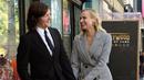 <p>Aktor Norman Reedus (kiri) ditemani pasangannya aktris Diane Kruger dalam upacara pemberian bintang di Hollywood Walk of Fame, Los Angeles, Amerika Serikat, 27 September 2022. Bergabung dengan aktor berusia 53 tahun yang sangat tertutup itu adalah pasangan lamanya, Diane Kruger (46). (AP Photo/Chris Pizzello)</p>