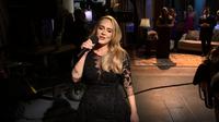 Adele saat tampil di acara Saturday Night Live. (dok. Screenshot Instagram @nbcsnl/https://www.instagram.com/p/CGwLHswFG4-/)