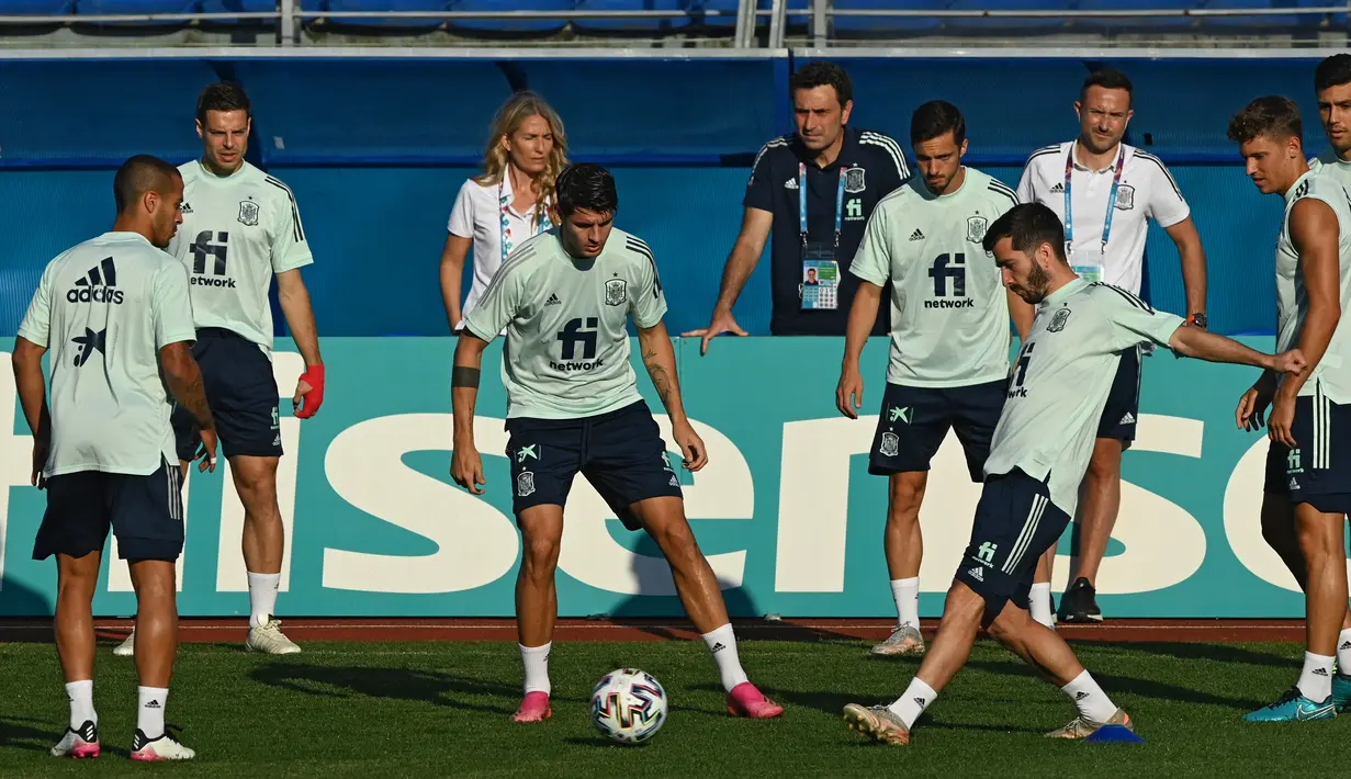 Pemain timnas Spanyol Thiago Alcantara, Cesar Azpilicueta, Alvaro Morata, Pablo Sarabia dan Jose Gaya ikut serta dalam sesi latihan di Stadion Petrovsky, Rabu (30/6/2021). Timnas Swiss dan Spanyol akan berhadapan di babak perempat final Euro 2020 di Krestovsky Stadium. (Kirill KUDRYAVTSEV/AFP)