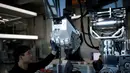 Seorang karyawan memeriksa lengan robot berawak "METHOD-2" selama demonstrasi di Gunpo, Korea Selatan, (27/12). Robot raksasa ini memiliki ketinggian 4 meter. (Reuters/Kim Hong-Ji)