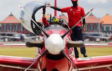 FOTO: Aksi Jupiter Aerobatic Team Bikin Mata Dunia Berdecak Kagum Saat Membuka Bali International Airshow 2024