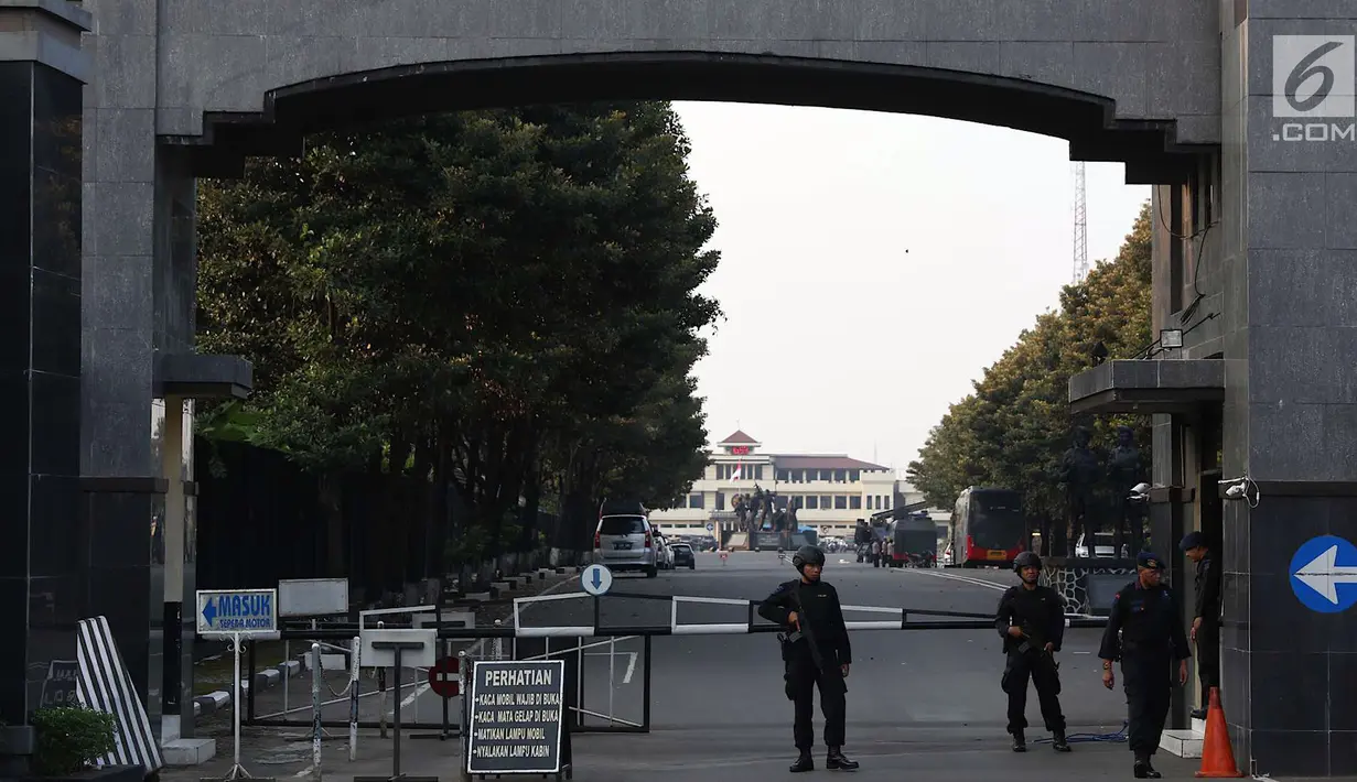 Personel Brimob berjaga di depan pintu gerbang Mako Brimob Kelapa Dua, Depok, Jawa Barat, Rabu (9/5). Jasad enam orang yang meninggal dunia akibat kerusuhan Mako Brimob kini sudah berada di RS Polri Kramatjati. (Liputan6.com/Immanuel Antonius)
