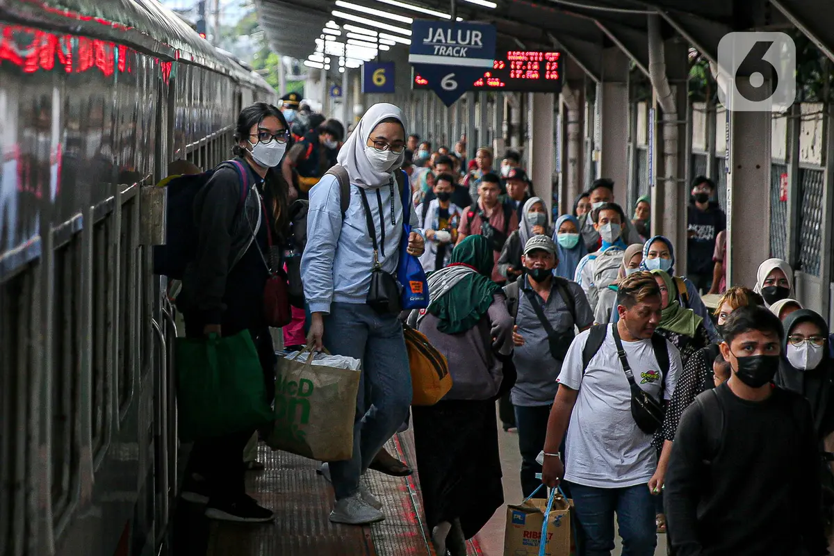 Arus Balik Lebaran Idul Fitri, Stasiun Pasar Senen Ramai Kedatangan Pemudik