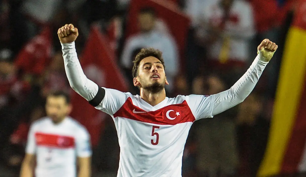 Gelandang serang Turki, Hakan Calhanoglu dikabarkan menjadi incaran dari Manchester United dan Arsenal pada bursa transfer musim dingin mendatang. (EPA/Filip Singer)