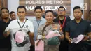 Kapolres Jakarta Selatan Kombes Bastoni Purnomo menunjukan barang bukti beserta tersangka begal warteg di Mapolres Metro Jakarta Selatan, Minggu (26/1/2020). Polisi menangkap empat orang begal Warteg Mamoka Bahari di kawasan Pesanggrahan beberapa waktu lalu. (Liputan6.com/Immanuel Antonius)