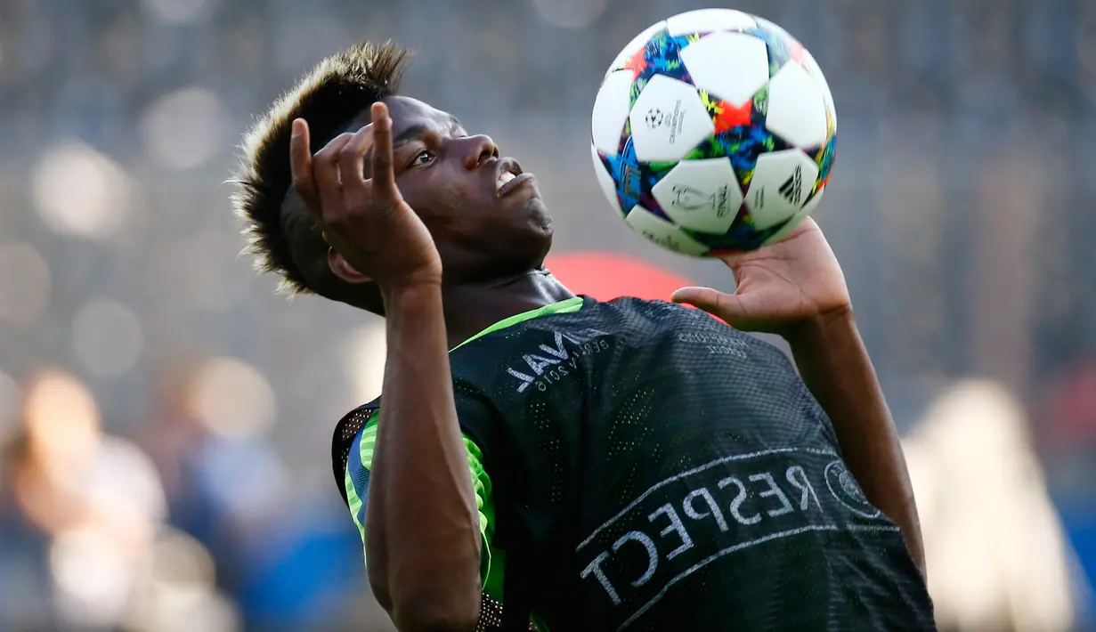 Gelandang Juventus, Paul Pogba mengontrol bola saat melakukan sesi latihan di  Olympiastadion Berlin, Jerman (5/6/201515). Juventus akan menghadapi Barcelona di Final Liga Champions. (Reuters/ Kai Pfaffenbach)