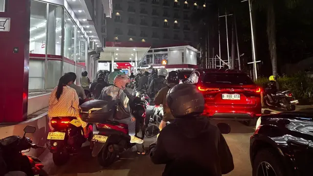 Rasa Lega Pencari Nafkah Diterangi Lampu SPBU, Ketika Kabar BBM Bertemu Realitas Jalanan