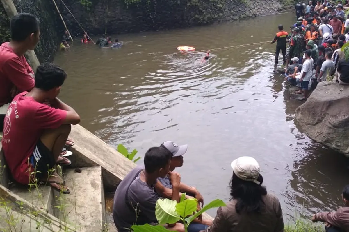 Proses evakuasi korban ke-8 dalam tragedi susur Sungai Sempor, SMP Negeri 1  Turi, Sleman. (Foto: Liputan6.com/Wisnu Wardhana)
