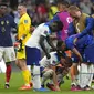 Kapten Inggris, Harry Kane terunduk lesu dan dihibur oleh para pemain Prancis usai laga perempat final Piala Dunia 2022. (AP Photo/Frank Augstein)
