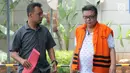 Tersangka perantara penyuap Hakim PN Medan, Hadi Setiawan (kanan) saat tiba di Gedung KPK, Jakarta, Rabu (3/10). Hadi diperiksa terkait suap perkara putusan di PN Medan. (Merdeka.com/Dwi Narwoko)
