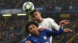 Bek Lille Gabriel dos Santos Magalhaes berebut bola udara dengan gelandang Chelsea Willian pada grup H Liga Champions di Stamford Bridge di London pada 10 Desember 2019. Pemain asal Brasil ini diikat dengan kontrak jangka panjang oleh Arsenal. (AFP/Glyn Kirk)