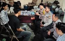 Tertunduk Lesu di Depan 4 Polisi, Sejoli Viral Hina Suku Tak Berkutik Minta Maaf