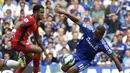 Pemain belakang Leicester City, Liam Moore (kiri) mencoba menahan pergerakan penyerang Chelsea, Didier Drogba, di laga lanjutan Liga Primer Inggris di Stadion Stamford Bridge, London, (23/8/2014). (REUTERS/Toby Melville)