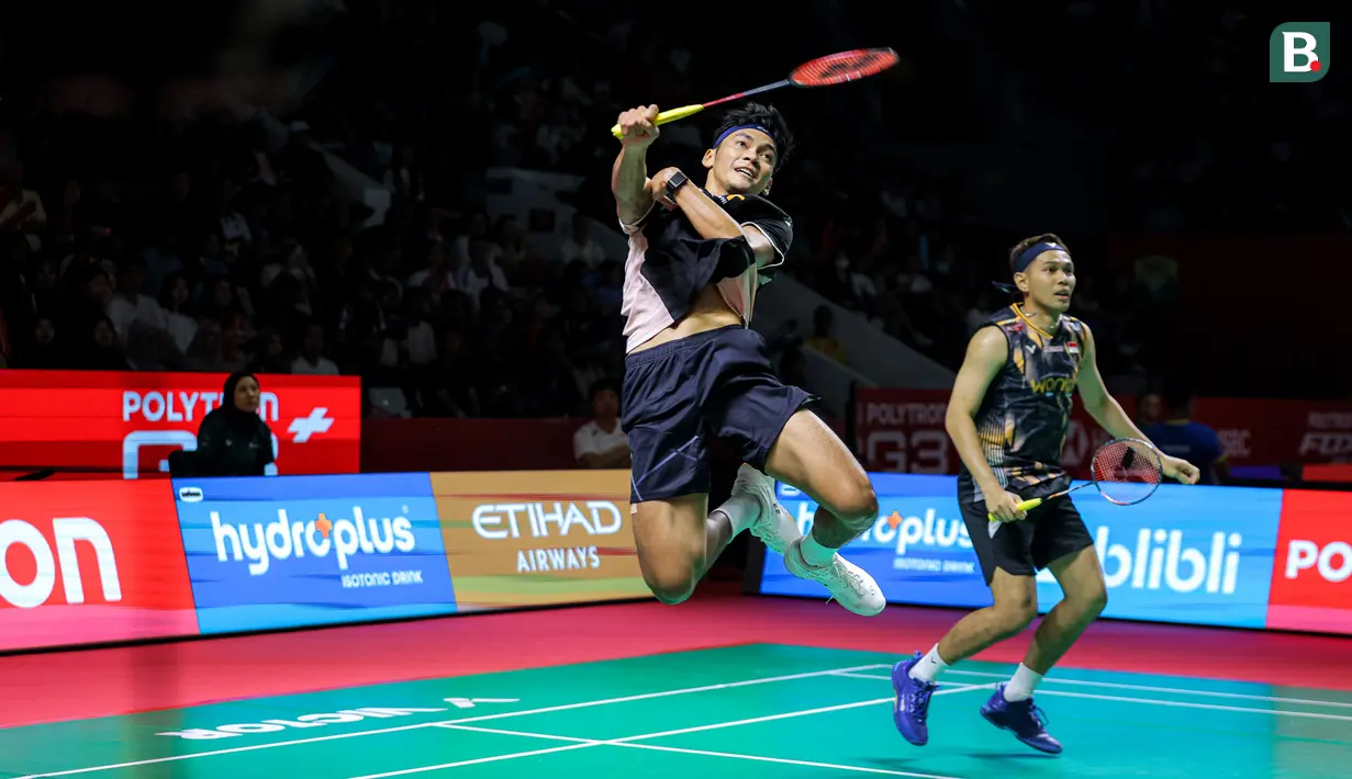 Pebulu tangkis ganda putra Indonesia, Fajar Alfian/Muhammad Sohibul Fikri berusaha mengembalikan kok ke arah wakil China, Chen Bo Yang dan Liu Yi dalam laga 32 besar Indonesia Open 2026 di Istora Senayan, Jakarta, Rabu (03/06/2026). (Bola.com/Bagaskara Lazuardi)