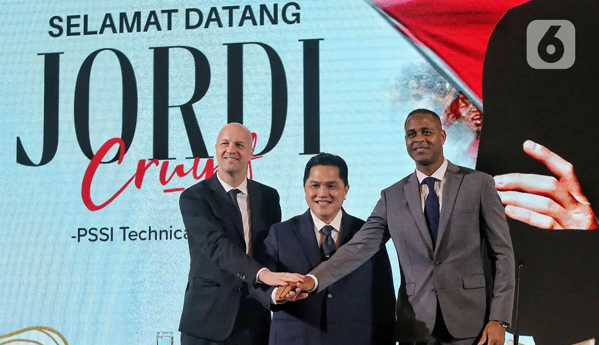Penasihat teknik PSSI Jordi Cruyff, Ketua Umum PSSI Erick Thohir, dan Pelatih Timnas Indonesia Patrick Kluivert (kiri ke kanan) berfoto bersama usai perkenalan penasihat teknik yang baru di Senayan, Jakarta, Selasa (11/3/2025). (Liputan6.com/Angga Yuniar)