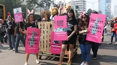 Sejumlah masyarakat melakukan aksi dengan mengenakan kostum binatang saat Car Free Day di Jakarta, Minggu (3/9). Dalam aksi tersebut mereka menyuarakan penolakan uji coba bahan kosmetik pada hewan. (Liputan6.com/Angga Yuniar)