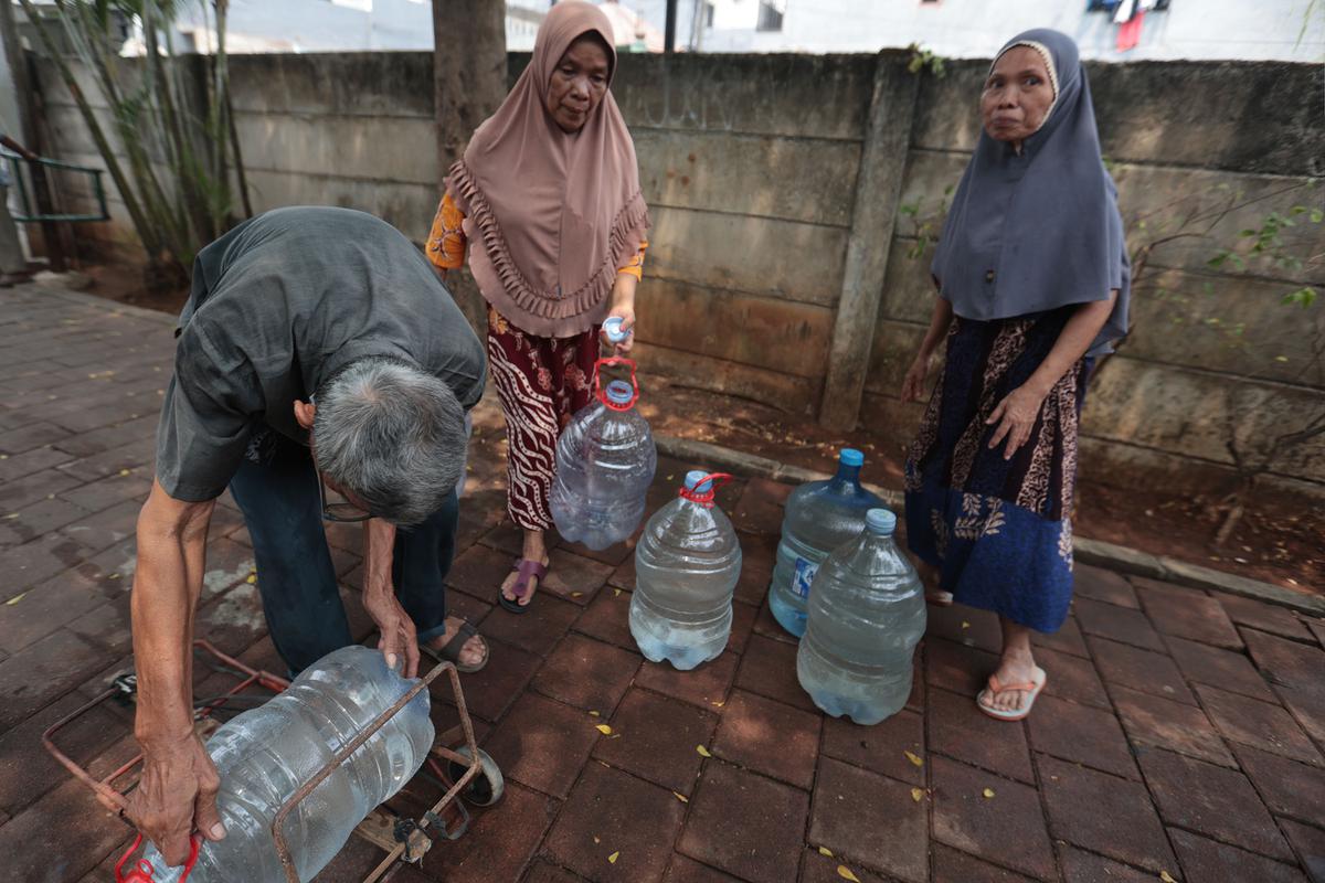 Warga Lenteng Agung Antre Air Bersih