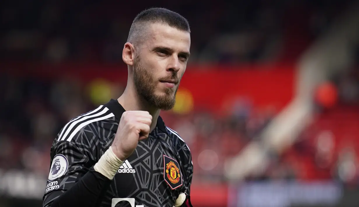 Selebrasi kiper Manchester United, David De Gea setelah berakhirnya laga Liga Inggris 2022/2023 menghadapi Everton di Old Trafford Stadium, Manchester (8/4/2023). David De Gea yang selalu menjadi andalan Manchester United di bawah mistar sejak kedatangannya pada 2011/2012 hingga kini, masih terganjal masalah gaji saat MU beberapa kali menawarkan perpanjangan kontrak. (AP Photo/Dave Thompson)