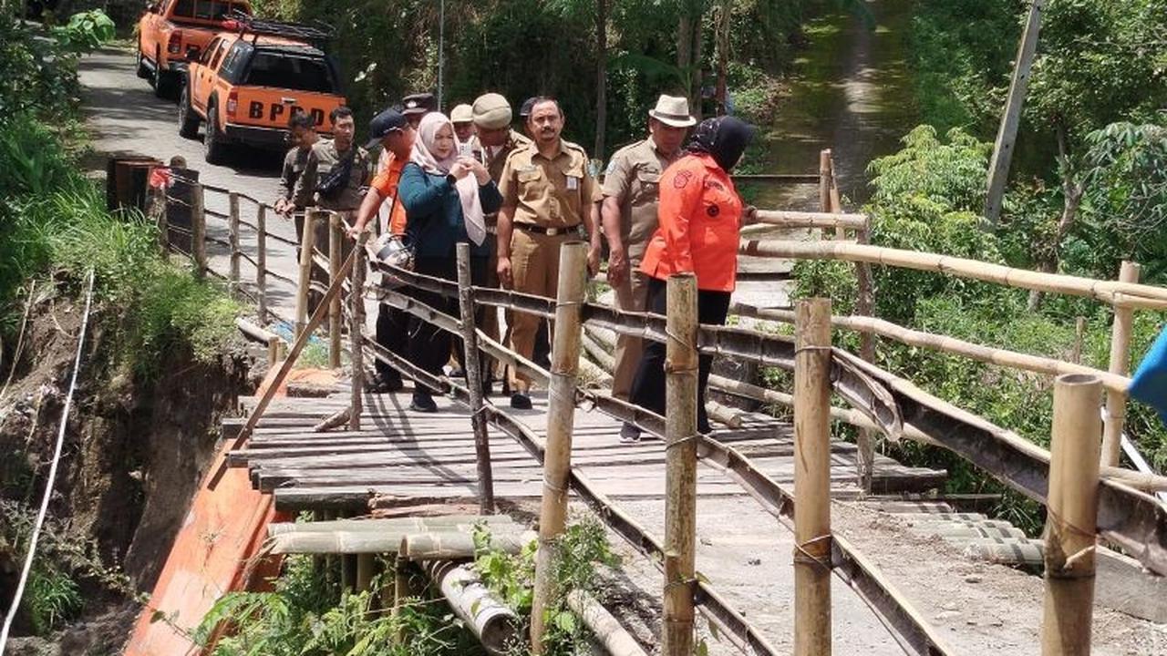 Plt Bupati dan DPRD Jatim Tinjau Jalan Rusak Ponorogo, Akses Vital Nyaris Putus Akibat Longsor