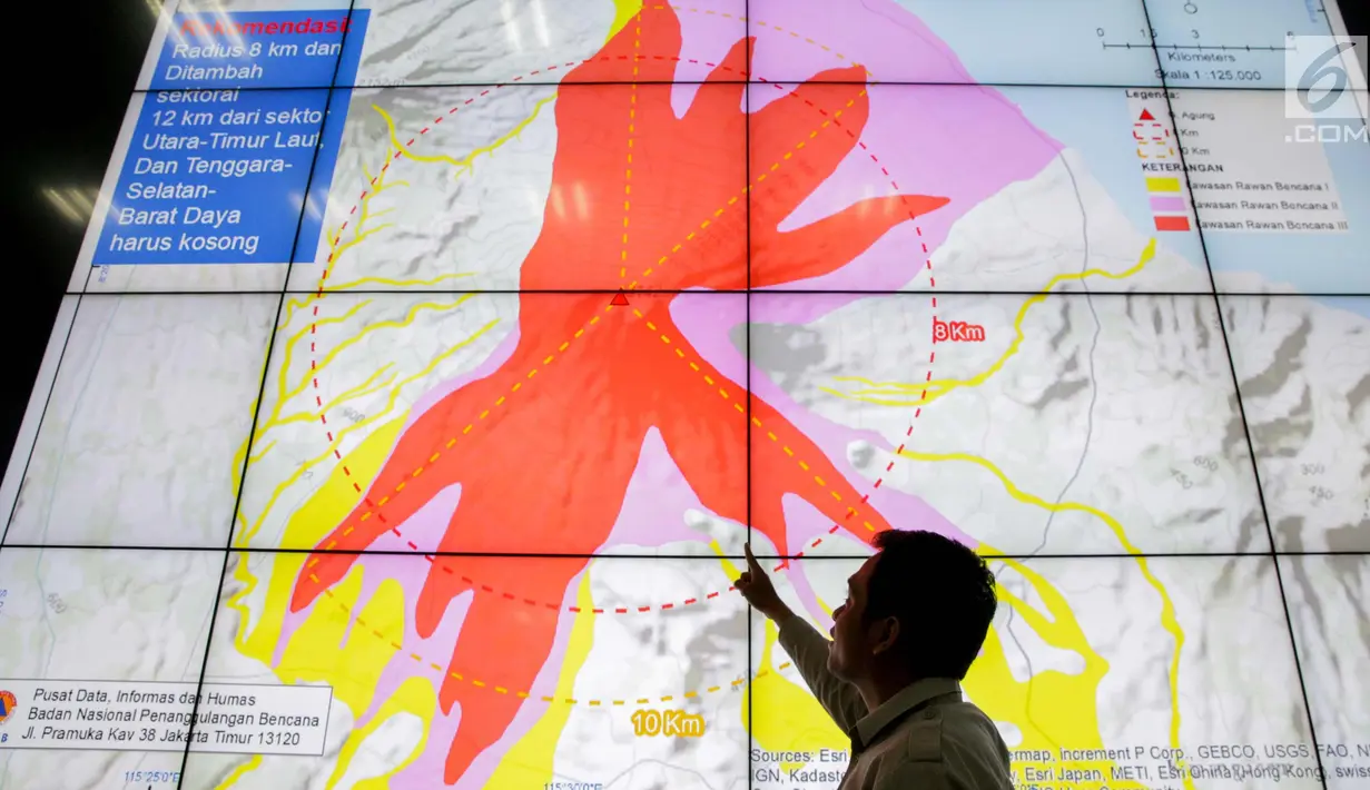 Petugas Badan Nasional Penanggulangan Bencana (BNPB) memberi penjelasan terkait erupsi Gunung Agung di Gedung BNPB, Jakarta, Senin (27/11). Tingkat erupsi Gunung Agung saat ini meningkat dari fase freatik ke magmatik. (Liputan6.com/Faizal Fanani)