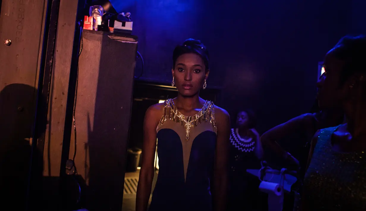 Miss Afrika, Pageant menunggu giliran naik ke atas panggung kontes Miss Africa Continent di Johannesburg, Afsel, 30 April 2016. Kontes kecantikan perdana di ‘'Benua Hitam'' ini diikuti sekitar 40 peserta dari negara-negara di Afrika. (JOHN Wessels/AFP)