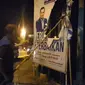 Kader Demokrat merobek baliho bergambar Ketua Umum Demokrat, AHY yang disandingkan Capres Anies. (Liputan6.com/Arief Pramono)